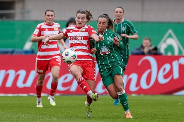 from left Katja Orschmann 1 FC Union Berlin, 5 and Maja Sternad SV Werder Bremen, 11 in a duel, dynamic, action, action, game scene, THE DFB REGULATIONS PROHIBIT ANY USE OF PHOTOGRAPHS AS IMAGE SEQUENCES AND OR QUASI VIDEO , 01 11 2025, Bremen Germany , Football, Google Pixel Womens Bundesliga, SV Werder Bremen 1 FC Union Berlin xobx