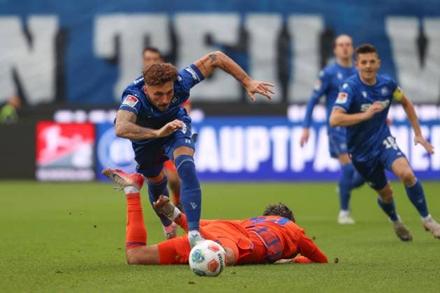 duel between Fabian Schleusener Karlsruher SC, 24 and Mertcan Ayhan FC Schalke 04, 43 , Karlsruher SC vs FC Schalke 04, 2 Bundesliga, 11 Matchday, 2025 2026, 01 11 2025, DFL REGULATES PROHIBIT ANY USE OF PHOTOGRAPHS AS IMAGE SEQUENCES AND OR QUASI VIDEO, Karlsruher SC vs FC Schalke 04, 2 Bundesliga, 11 Matchday, 2025 2026, 01 11 2025 Karlsruhe Copyright: xEibner-Pressefoto JanxPrihodax EP_JPA