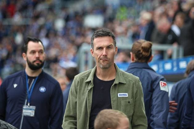 Shortly before kick-off Christian Eichner Karlsruher SC, Head Coach , Karlsruher SC vs FC Schalke 04, 2 Bundesliga, 11 Matchday, 2025 2026, 01 11 2025, DFL REGULATIONS PROHIBIT ANY USE OF PHOTOGRAPHS AS IMAGE SEQUENCES AND OR QUASI VIDEO, Karlsruher SC vs FC Schalke 04, 2 Bundesliga, 11 Matchday, 2025 2026, 01 11 2025 Karlsruhe Copyright: xEibner-Pressefoto JanxPrihodax EP_JPA