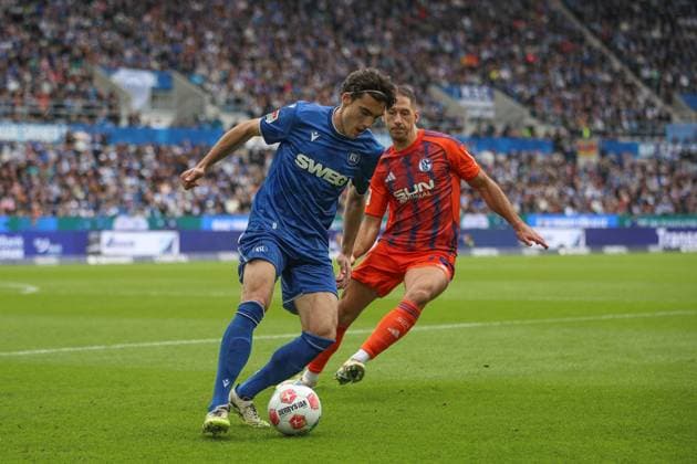 Roko Simic Karlsruher SC, 09 in duel with Nikola Katic FC Schalke 04, 25 , Karlsruher SC vs FC Schalke 04, 2 Bundesliga, 11 Matchday, 2025 2026, 01 11 2025, DFL REGULATIONS PROHIBIT ANY USE OF PHOTOGRAPHS AS IMAGE SEQUENCES AND OR QUASI VIDEO, Karlsruher SC vs FC Schalke 04, 2 Bundesliga, 11 Matchday, 2025 2026, 01 11 2025 Karlsruhe Copyright: xEibner-Pressefoto JanxPrihodax EP_JPA