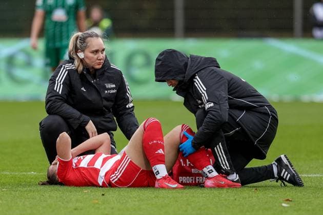 Korina Janez 1 FC Union Berlin, 8 being treated for injury, injury, pain, distorted face, lying injured on the ground, THE DFB REGULATIONS PROHIBIT ANY USE OF PHOTOGRAPHS AS IMAGE SEQUENCES AND OR QUASI VIDEO , 01 11 2025, Bremen Germany , Football, Google Pixel Womens Bundesliga, SV Werder Bremen 1 FC Union Berlin xobx