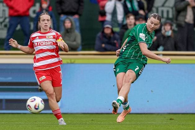 from left Lisa Heiseler 1 FC Union Berlin, 7 and Larissa Mühlhaus SV Werder Bremen, 7 on the ball, single image, full body, action, action, match scene, THE DFB REGULATIONS PROHIBIT ANY USE OF PHOTOGRAPHS AS IMAGE SEQUENCES AND OR QUASI VIDEO , 01 11 2025, Bremen Germany , Football, Google Pixel Womens Bundesliga, SV Werder Bremen 1 FC Union Berlin xobx