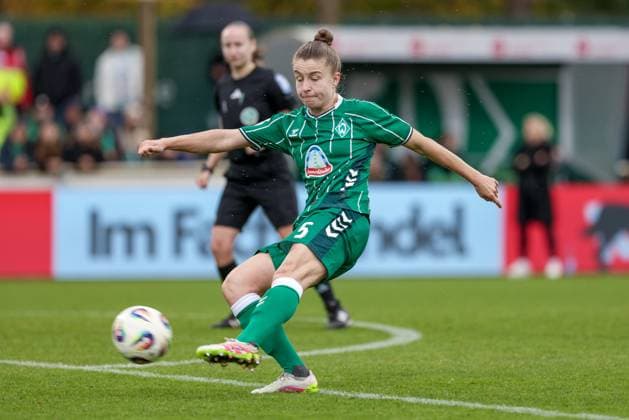 Michelle Ulbrich SV Werder Bremen, 5 on goal, shoots on goal, on the ball, action, action scene,, THE DFB REGULATIONS PROHIBIT ANY USE OF PHOTOGRAPHS AS IMAGE SEQUENCES AND OR QUASI VIDEO , 01 11 2025, Bremen Germany , Football, Google Pixel Womens Bundesliga, SV Werder Bremen 1 FC Union Berlin xobx