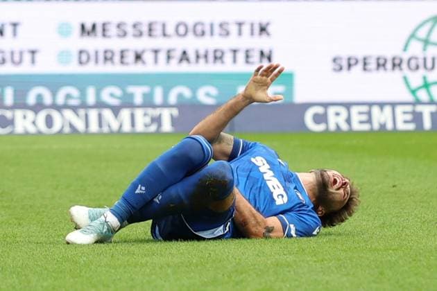 01 11 2025, xrekx, Fußball 2 Bundesliga, Karlsruher SC FC Schalke 04 v l Fabian Schleusener Karlsruher SC verletzt, Verletzung, Schmerz, Schmerzen, injured, injury, pain, pains DFL DFB REGULATIONS PROHIBIT ANY USE OF PHOTOGRAPHS as IMAGE SEQUENCES and or QUASI VIDEO Karlsruhe