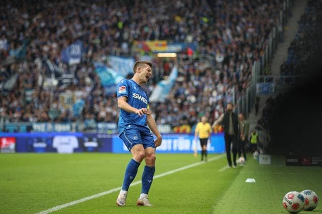 Not satisfied with the course of the match Marvin Wanitzek Karlsruher SC, 10 , Karlsruher SC vs FC Schalke 04, 2 Bundesliga, Matchday 11, 2025 2026, 01 11 2025, DFL REGULATIONS PROHIBIT ANY USE OF PHOTOGRAPHS AS IMAGE SEQUENCES AND OR QUASI VIDEO, Karlsruher SC vs FC Schalke 04, 2 Bundesliga, Matchday 11, 2025 2026, 01 11 2025 Karlsruhe Copyright: xEibner-Pressefoto JanxPrihodax EP_JPA
