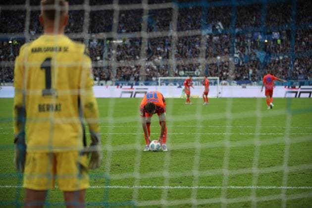 Penalty for Schalke Kenan Karaman FC Schalke 04, 19 tackles Hans Christian Bernat Karlsruher SC, Goalkeeper 01 , Karlsruher SC vs FC Schalke 04, 2 Bundesliga, Matchday 11, 2025 2026, 01 11 2025, DFL REGULATIONS PROHIBIT ANY USE OF PHOTOGRAPHS AS IMAGE SEQUENCES AND OR QUASI VIDEO, Karlsruher SC vs FC Schalke 04, 2 Bundesliga, Matchday 11, 2025 2026, 01 11 2025 Karlsruhe Copyright: xEibner-Pressefoto JanxPrihodax EP_JPA