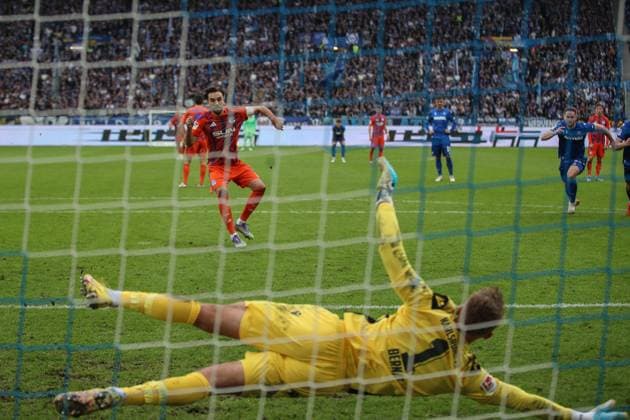 Kenan Karaman FC Schalke 04, 19 wins the penalty kick duel against Hans Christian Bernat Karlsruher SC, goalkeeper 01 and scores to 0 1, Karlsruher SC vs FC Schalke 04, 2 Bundesliga, 11 Matchday, 2025 2026, 01 11 2025, DFL REGULATIONS PROHIBIT ANY USE OF PHOTOGRAPHS AS IMAGE SEQUENCES AND OR QUASI VIDEO, Karlsruher SC vs FC Schalke 04, 2 Bundesliga, 11 Matchday, 2025 2026, 01 11 2025 Karlsruhe Copyright: xEibner-Pressefoto JanxPrihodax EP_JPA