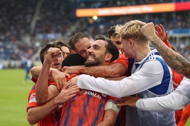Kenan Karaman FC Schalke 04, 19 celebrates after his penalty kick goal to 0 1, Karlsruher SC vs FC Schalke 04, 2 Bundesliga, 11 Matchday, 2025 2026, 01 11 2025, DFL REGULATES PROHIBIT ANY USE OF PHOTOGRAPHS AS IMAGE SEQUENCES AND OR QUASI VIDEO, Karlsruher SC vs FC Schalke 04, 2 Bundesliga, 11 Matchday, 2025 2026, 01 11 2025 Karlsruhe Copyright: xEibner-Pressefoto JanxPrihodax EP_JPA