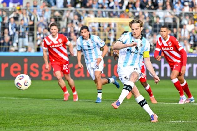 Thore Jacobsen TSV 1860, 5 scores the goal to 1 0 per Foulelfmeter, Torschuetze zum 1 0, scores the goal, Tor, Goal, Torerfolg, Action, Aktion, 01 11 2025, München Deutschland , Fußball, 3 Liga, TSV 1860 München FC Energie Cottbus, DFB DFL REGULATIONS PROHIBIT ANY USE OF PHOTOGRAPHS AS IMAGE SEQUENCES AND OR QUASI VIDEO xslx