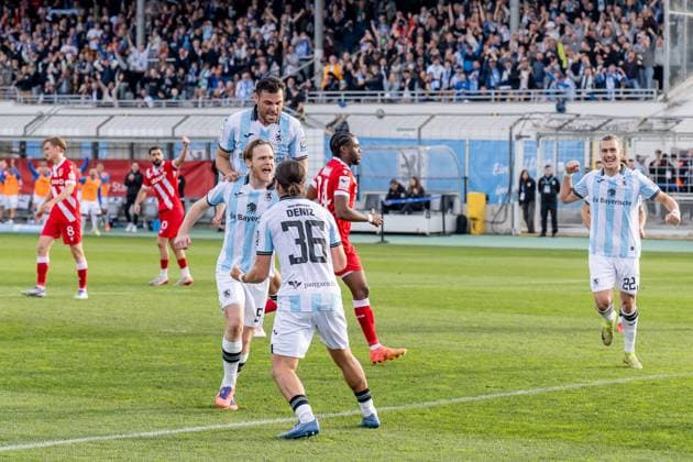 Kevin Volland TSV 1860 Muenchen, 31 , Tunay Deniz TSV 1860 Muenchen, 36 and Sigurd Haugen TSV 1860 Muenchen, 22 celebrate with Thore Jacobsen TSV 1860 Muenchen, 05 his goal for 1 0 from a penalty kick GER, TSV 1860 Muenchen vs FC Energie Cottbus, Soccer, 3 Bundesliga, 13 Matchday, Season 2025 2026, 01 11 2025 DFL DFB REGULATIONS PROHIBIT ANY USE OF PHOTOGRAPHS as IMAGE SEQUENCES and or QUASI VIDEO GER, TSV 1860 Muenchen vs FC Energie Cottbus, Football, 3 Bundesliga, 13 Matchday, Season 2025 2026, 01 11 2025 Muenchen Copyright: xEibner-Pressefoto HeikexFeinerx EP_HFR