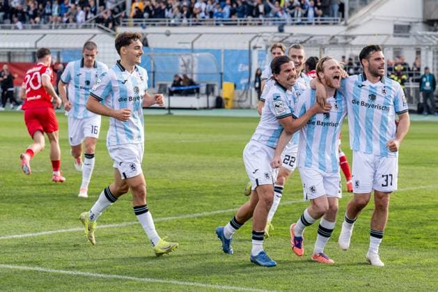The Muenchner celebrate with Thore Jacobsen TSV 1860 Muenchen, 05 his goal to 1 0 by penalty kick GER, TSV 1860 Muenchen vs FC Energie Cottbus, Football, 3 Bundesliga, Matchday 13, Season 2025 2026, 01 11 2025 DFL DFB REGULATIONS PROHIBIT ANY USE OF PHOTOGRAPHS as IMAGE SEQUENCES and or QUASI VIDEO GER, TSV 1860 Muenchen vs FC Energie Cottbus, Football, 3 Bundesliga, Matchday 13, Season 2025 2026, 01 11 2025 Muenchen Copyright: xEibner-Pressefoto HeikexFeinerx EP_HFR