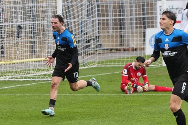 Goalscorer Cas Peters FSV Frankfurt, No. 10 celebrates the goal, 3 0, goal celebration with his teammate , Regionalliga, FSV Frankfurt Bayern Alzenau, Fußball Regionalliga Südwest 25 26, 15 Spieltag, Saison 2025 2026, 01 11 2025, Frankfurt PSD Bank Arena Germany