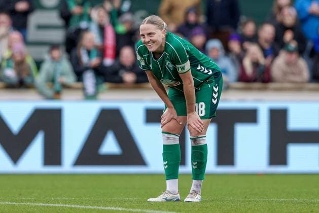 Lina Hausicke SV Werder Bremen, 18 supports her hands on her knees, smiles, laughs, joy, happy, cropped, single image, full body, action, action, game scene, THE DFB REGULATIONS PROHIBIT ANY USE OF PHOTOGRAPHS AS IMAGE SEQUENCES AND OR QUASI VIDEO , 01 11 2025, Bremen Germany , Football, Google Pixel Womens Bundesliga, SV Werder Bremen 1 FC Union Berlin xobx