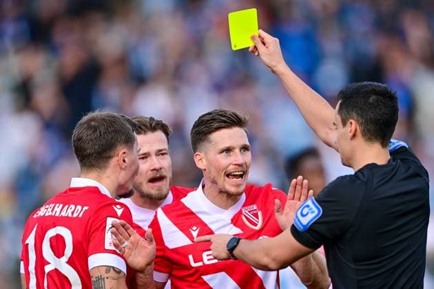 Konrad Oldhafer referee, Referee shows Erik Engelhardt Cottbus, 18 the yellow card, warning, yellow card, Axel Borgmann Cottbus, 20 discusses with the referee, 01 11 2025, Munich Germany , Football, 3 Liga, TSV 1860 München FC Energie Cottbus, DFB DFL REGULATIONS PROHIBIT ANY USE OF PHOTOGRAPHS AS IMAGE SEQUENCES AND OR QUASI VIDEO xslx