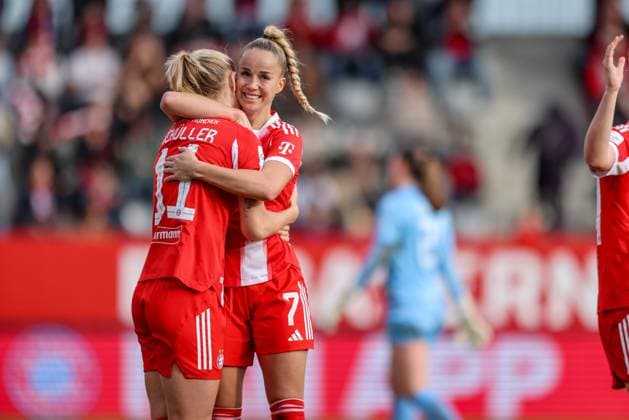 DEU, Munich, FC Bayern Munich vs SGS Essen, Google Pixel Womens Bundesliga, DFB, Season 2526, FC Bayern Campus, 8 Matchday in picture Goal and jubilation, Lea Schüller Bayern Munich 11 scores the 3 1 against Essen, Joy, Giulia Gwinn Bayern Munich 7 DFB DFL REGULATIONS PROHIBIT ANY USE OF PHOTOGRAPHS AS IMAGE SEQUENCES AND OR QUASI VIDEO, 01 11 2025 Copyright: HMBxMedia HendrikxHamelau