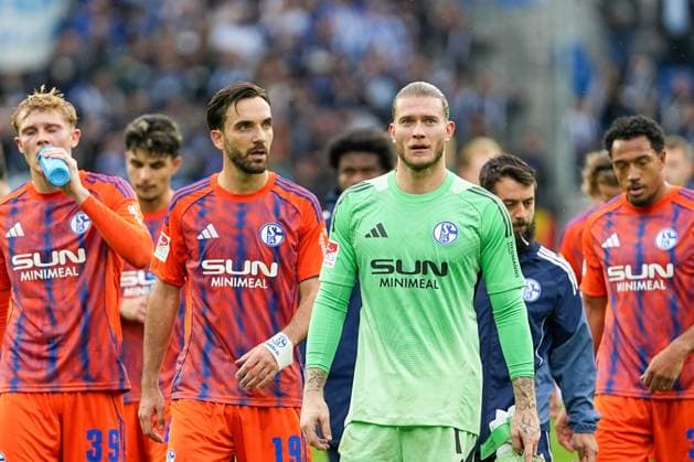 Soccer 2 Bundesliga, Matchday 11, Karlsruher SC FC Schalke 04 on 01 11 2025 in Karlsruhe BBBank Wildpark , Germany, Season 2025 2026 DFL REGULATIONS PROHIBIT ANY USE OF PHOTOGRAPHS AS IMAGE SEQUENCES AND OR QUASI VIDEO Disappointed faces on Schalke side f l n r Peter Remmert 39, S04 , Kenan Karaman 19, S04 , Loris Karius 1, S04 , Amin Younes 8, S04 and Anton Donkor 30, S04 Karlsruhe BBBank Wildpark Germany Copyright: xChristophxKinzingerx