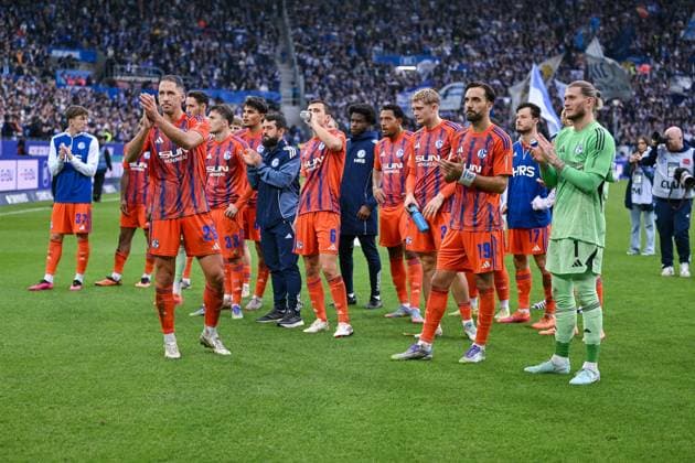 01 11 2025, Soccer, 2 Bundesliga, Season 2025 2026, Matchday 11, Karlsruher SC FC Schalke 04, The players of FC Schalke 04 go to the fans after the match, Nikola Katic FC Schalke 04 , Ron Schallenberg FC Schalke 04 , Kenan Karaman FC Schalke 04 , Goalkeeper Loris Karius FC Schalke 04 xRHR PHOTO YYx Copyright: KROEGER RHR-FOTOx RHR-FOTO YY