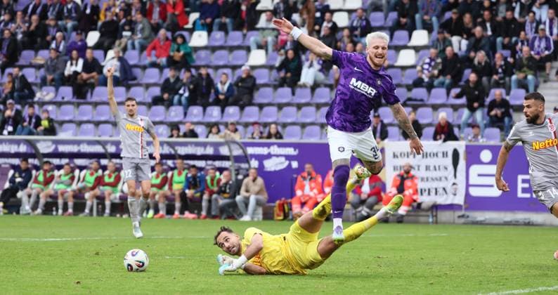 Aue, 01 11 2025, Erzgebirgsstadion, Soccer, 3 Liga, Matchday 13 FC Erzgebirge Aue vs SSV Jahn Regensburg , In the picture from left Marvin Stefaniak 34, Aue , Goalkeeper Felix Gebhardt 1, Regensburg , Robin Ziegele 14, Regensburg , For journalistic purposes only Only for editorial use , DFB DFL regulations prohibit any use of photographs as image sequences and or quasi video , Picture Point
