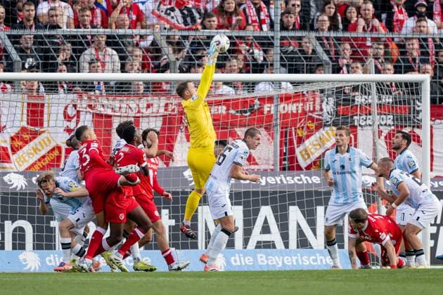 Thomas Daehne goalkeeper, TSV 1860 Muenchen, 21 plucks a ball down in front of the Cottbus attackers GER, TSV 1860 Muenchen vs FC Energie Cottbus, Football, 3 Bundesliga, Matchday 13, Season 2025 2026, 01 11 2025 DFL DFB REGULATIONS PROHIBIT ANY USE OF PHOTOGRAPHS as IMAGE SEQUENCES and or QUASI VIDEO GER, TSV 1860 Muenchen vs FC Energie Cottbus, Football, 3 Bundesliga, Matchday 13, Season 2025 2026, 01 11 2025 Muenchen Copyright: xEibner-Pressefoto HeikexFeinerx EP_HFR