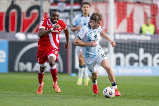 Fight for the ball duel between David Philipp TSV 1860 Muenchen, 08 and Anderson Lucoqui FC Energie Cottbus, 24 GER, TSV 1860 Muenchen vs FC Energie Cottbus, Football, 3 Bundesliga, Matchday 13, Season 2025 2026, 01 11 2025 DFL DFB REGULATIONS PROHIBIT ANY USE OF PHOTOGRAPHS as IMAGE SEQUENCES and or QUASI VIDEO GER, TSV 1860 Muenchen vs FC Energie Cottbus, Football, 3 Bundesliga, Matchday 13, Season 2025 2026, 01 11 2025 Muenchen Copyright: xEibner-Pressefoto HeikexFeinerx EP_HFR