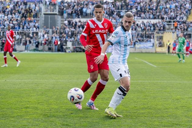 Fight for the ball duel between Nyamekye Awortwie Grant FC Energie Cottbus, 23 and Sigurd Haugen TSV 1860 Muenchen, 22 GER, TSV 1860 Muenchen vs FC Energie Cottbus, Football, 3 Bundesliga, Matchday 13, Season 2025 2026, 01 11 2025 DFL DFB REGULATIONS PROHIBIT ANY USE OF PHOTOGRAPHS as IMAGE SEQUENCES and or QUASI VIDEO GER, TSV 1860 Muenchen vs FC Energie Cottbus, Football, 3 Bundesliga, Matchday 13, Season 2025 2026, 01 11 2025 Muenchen Copyright: xEibner-Pressefoto HeikexFeinerx EP_HFR