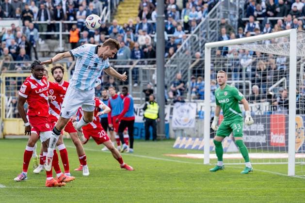 Siemen Voet TSV 1860 Muenchen, 03 in header duel with Anderson Lucoqui FC Energie Cottbus, 24 in front of goal by Marius Funk goalkeeper, FC Energie Cottbus, 33 GER, TSV 1860 Muenchen vs FC Energie Cottbus, Football, 3 Bundesliga, Matchday 13, Season 2025 2026, 01 11 2025 DFL DFB REGULATIONS PROHIBIT ANY USE OF PHOTOGRAPHS as IMAGE SEQUENCES and or QUASI VIDEO GER, TSV 1860 Muenchen vs FC Energie Cottbus, Football, 3 Bundesliga, 13 Matchday, Season 2025 2026, 01 11 2025 Muenchen Copyright: xEibner-Pressefoto HeikexFeinerx EP_HFR
