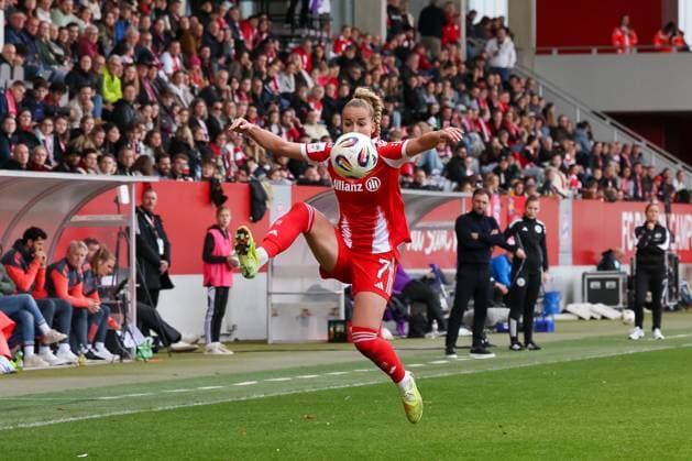 Giulia Gwinn FC Bayern Muenchen, 07 takes ball in the air, GER, FC Bayern Muenchen vs SGS Essen, Soccer, Google Pixel Women Bundesliga, 8 Matchday, Season 2025 2026, 01 11 2025, DFL DFB REGULATIONS PROHIBIT ANY USE OF PHOTOGRAPHS as IMAGE SEQUENCES and or QUASI VIDEO, GER, FC Bayern Muenchen vs SGS Essen, Football, Google Pixel Womens Bundesliga, Matchday 8, Season 2025 2026, 01 11 2025 Muenchen Copyright: xEibner-Pressefoto JennixMaulx EP_JML