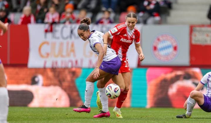 DEU, München, FC Bayern München vs SGS Essen, Google Pixel Frauen Bundesliga, DFB, Saison 2526, FC Bayern Campus, 8 Spieltag im Bild f l n r Vanessa Fürst SGS Essen 8 , Klara Bühl Bayern München 17 , Zweikampf DFB DFL REGULATIONS PROHIBIT ANY USE OF PHOTOGRAPHS AS IMAGE SEQUENCES AND OR QUASI VIDEO, 01 11 2025 Copyright: HMBxMedia HendrikxHamelau