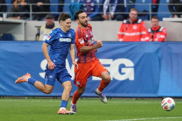 duel between Rafael Pinto Pedrosa Karlsruher SC, 36 and Kenan Karaman FC Schalke 04, 19 , Karlsruher SC vs FC Schalke 04, 2 Bundesliga, 11 Matchday, 2025 2026, 01 11 2025, DFL REGULATES PROHIBIT ANY USE OF PHOTOGRAPHS AS IMAGE SEQUENCES AND OR QUASI VIDEO, Karlsruher SC vs FC Schalke 04, 2 Bundesliga, 11 Matchday, 2025 2026, 01 11 2025 Karlsruhe Copyright: xEibner-Pressefoto JanxPrihodax EP_JPA