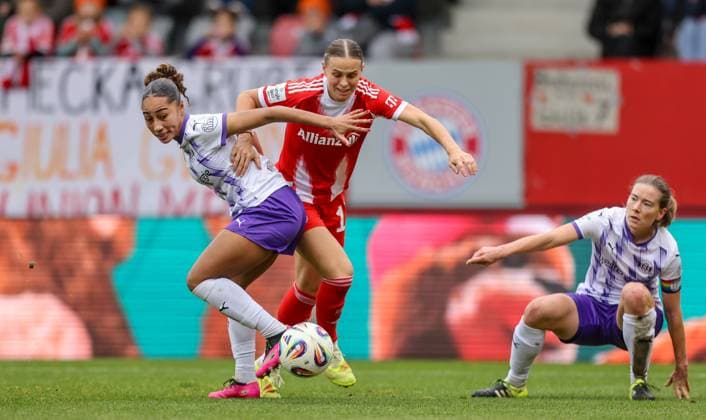 DEU, München, FC Bayern München vs SGS Essen, Google Pixel Frauen Bundesliga, DFB, Saison 2526, FC Bayern Campus, 8 Spieltag im Bild f l n r Vanessa Fürst SGS Essen 8 , Klara Bühl Bayern München 17 , Zweikampf DFB DFL REGULATIONS PROHIBIT ANY USE OF PHOTOGRAPHS AS IMAGE SEQUENCES AND OR QUASI VIDEO, 01 11 2025 Copyright: HMBxMedia HendrikxHamelau