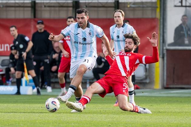 Fight for the ball duel between Kevin Volland TSV 1860 Muenchen, 31 and Dominik Pelivan FC Energie Cottbus, 5 GER, TSV 1860 Muenchen vs FC Energie Cottbus, Football, 3 Bundesliga, Matchday 13, Season 2025 2026, 01 11 2025 DFL DFB REGULATIONS PROHIBIT ANY USE OF PHOTOGRAPHS as IMAGE SEQUENCES and or QUASI VIDEO GER, TSV 1860 Muenchen vs FC Energie Cottbus, Football, 3 Bundesliga, Matchday 13, Season 2025 2026, 01 11 2025 Muenchen Copyright: xEibner-Pressefoto HeikexFeinerx EP_HFR