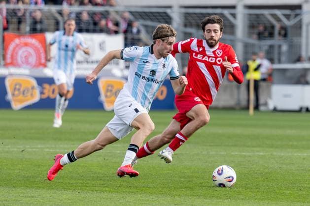 Running duel of David Philipp TSV 1860 Muenchen, 08 with Dominik Pelivan FC Energie Cottbus, 5 GER, TSV 1860 Muenchen vs FC Energie Cottbus, Soccer, 3 Bundesliga, Matchday 13, Season 2025 2026, 01 11 2025 DFL DFB REGULATIONS PROHIBIT ANY USE OF PHOTOGRAPHS as IMAGE SEQUENCES and or QUASI VIDEO GER, TSV 1860 Muenchen vs FC Energie Cottbus, Football, 3 Bundesliga, Matchday 13, Season 2025 2026, 01 11 2025 Muenchen Copyright: xEibner-Pressefoto HeikexFeinerx EP_HFR