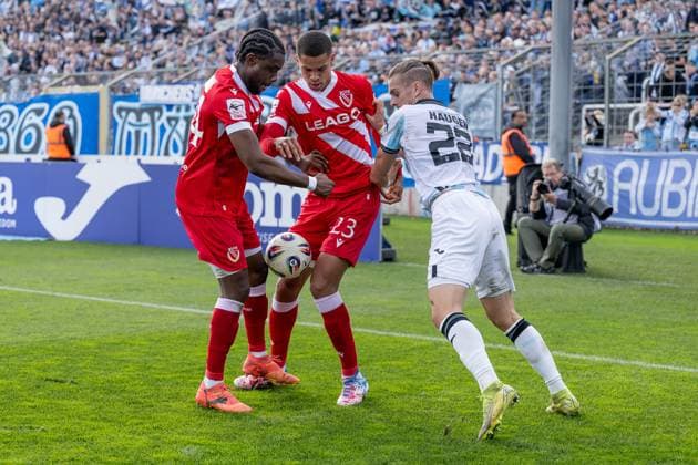 Battle for the ball by Anderson Lucoqui FC Energie Cottbus, 24 and Nyamekye Awortwie Grant FC Energie Cottbus, 23 with Sigurd Haugen TSV 1860 Muenchen, 22 GER, TSV 1860 Muenchen vs FC Energie Cottbus, Football, 3 Bundesliga, Matchday 13, Season 2025 2026, 01 11 2025 DFL DFB REGULATIONS PROHIBIT ANY USE OF PHOTOGRAPHS as IMAGE SEQUENCES and or QUASI VIDEO GER, TSV 1860 Muenchen vs FC Energie Cottbus, Football, 3 Bundesliga, 13 Matchday, Season 2025 2026, 01 11 2025 Muenchen Copyright: xEibner-Pressefoto HeikexFeinerx EP_HFR