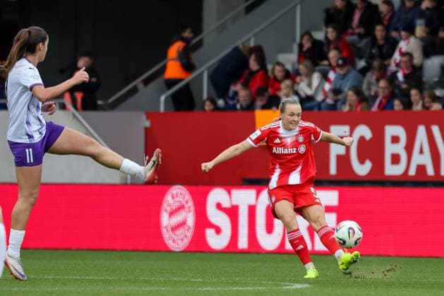 Magdalena Eriksson FC Bayern Muenchen, 05 with Laureta Elmazi SGS Essen, 11 , GER, FC Bayern Muenchen vs SGS Essen, Football, Google Pixel Womens Bundesliga, Matchday 8, Season 2025 2026, 01 11 2025, DFL DFB REGULATIONS PROHIBIT ANY USE OF PHOTOGRAPHS as IMAGE SEQUENCES and or QUASI VIDEO, GER, FC Bayern Muenchen vs SGS Essen, Football, Google Pixel Womens Bundesliga, Matchday 8, Season 2025 2026, 01 11 2025 Muenchen Copyright: xEibner-Pressefoto JennixMaulx EP_JML