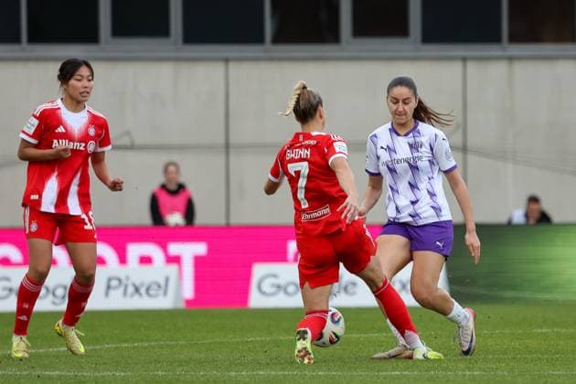 Laureta Elmazi SGS Essen, 11 with Giulia Gwinn FC Bayern Muenchen, 07 and Momoko Tanikawa FC Bayern Muenchen, 18 , GER, FC Bayern Muenchen vs SGS Essen, Football, Google Pixel Womens Bundesliga, Matchday 8, Season 2025 2026, 01 11 2025, DFL DFB REGULATIONS PROHIBIT ANY USE OF PHOTOGRAPHS as IMAGE SEQUENCES and or QUASI VIDEO, GER, FC Bayern Muenchen vs SGS Essen, Football, Google Pixel Womens Bundesliga, Matchday 8, Season 2025 2026, 01 11 2025 Muenchen Copyright: xEibner-Pressefoto JennixMaulx EP_JML