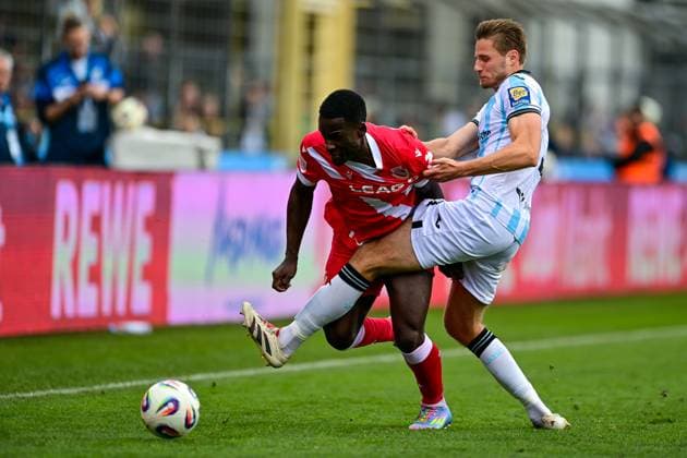 v li Merveille Biankadi Cottbus, 37 Siemen Voet TSV 1860, 3 in duel, duel, tackle, dynamics, action, action, 01 11 2025, Munich Germany , Football, 3 Liga, TSV 1860 München FC Energie Cottbus, DFB DFL REGULATIONS PROHIBIT ANY USE OF PHOTOGRAPHS AS IMAGE SEQUENCES AND OR QUASI VIDEO xslx