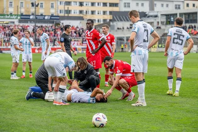 The coaches and Tolcay Cigerci FC Energie Cottbus, 10 take care of Tunay Deniz TSV 1860 Muenchen, 36 , who is lying on the pitch after a tackle with Merveille Biankadi FC Energie Cottbus, 37 GER, TSV 1860 Muenchen vs FC Energie Cottbus, Football, 3 Bundesliga, 13 Matchday, Season 2025 2026, 01 11 2025 DFL DFB REGULATIONS PROHIBIT ANY USE OF PHOTOGRAPHS as IMAGE SEQUENCES and or QUASI VIDEO GER, TSV 1860 Muenchen vs FC Energie Cottbus, Football, 3 Bundesliga, 13 Matchday, Season 2025 2026, 01 11 2025 Muenchen Copyright: xEibner-Pressefoto HeikexFeinerx EP_HFR