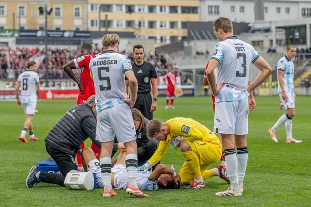 The caretakers take care of the ailing Tunay Deniz TSV 1860 Muenchen, 36 GER, TSV 1860 Muenchen vs FC Energie Cottbus, Football, 3 Bundesliga, Matchday 13, Season 2025 2026, 01 11 2025 DFL DFB REGULATIONS PROHIBIT ANY USE OF PHOTOGRAPHS as IMAGE SEQUENCES and or QUASI VIDEO GER, TSV 1860 Muenchen vs FC Energie Cottbus, Football, 3 Bundesliga, Matchday 13, Season 2025 2026, 01 11 2025 Muenchen Copyright: xEibner-Pressefoto HeikexFeinerx EP_HFR