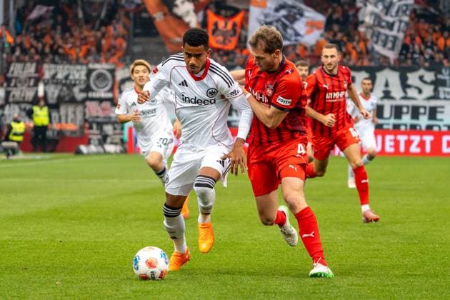 duel between Ansgar Knauff Eintracht Frankfurt, 07 and Tim Siersleben FC Heidenheim, 04 , GER, 1 FC Heidenheim 1846 vs Eintracht Frankfurt, Football, 1 Bundesliga, Matchday 9, Season 2025 2026, 01 11 2025, DFL REGULATIONS PROHIBIT ANY USE OF PHOTOGRAPHS AS IMAGE SEQUENCES AND OR QUASI VIDEO, GER, 1 FC Heidenheim 1846 vs Eintracht Frankfurt, Football, 1 Bundesliga, Matchday 9, Season 2025 2026, 01 11 2025, Heidenheim Copyright: xEibner-Pressefoto EdwardxCheungx EP_ECG