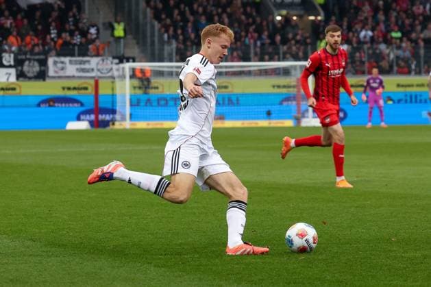 Hugo Larsson 16 Eintracht Frankfurt with a pass, behind him Julian Niehues 16 1FC Heidenheim 1846 , 1 FC Heidenheim 1846 vs Eintracht Frankfurt, Football, Men, DFL, Bundesliga, Season 2025 2026, Voith Arena, 9 Matchday, 01 11 2025 Heidenheim Baden Wuerttemberg Germany Copyright: xkolbert-press MartinxAgüerax