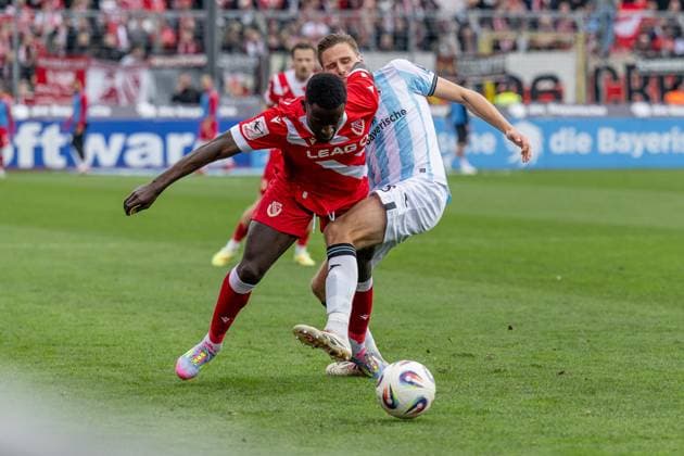 Fight for the ball duel between Siemen Voet TSV 1860 Muenchen, 03 and Merveille Biankadi FC Energie Cottbus, 37 GER, TSV 1860 Muenchen vs FC Energie Cottbus, Football, 3 Bundesliga, Matchday 13, Season 2025 2026, 01 11 2025 DFL DFB REGULATIONS PROHIBIT ANY USE OF PHOTOGRAPHS as IMAGE SEQUENCES and or QUASI VIDEO GER, TSV 1860 Muenchen vs FC Energie Cottbus, Football, 3 Bundesliga, Matchday 13, Season 2025 2026, 01 11 2025 Muenchen Copyright: xEibner-Pressefoto HeikexFeinerx EP_HFR