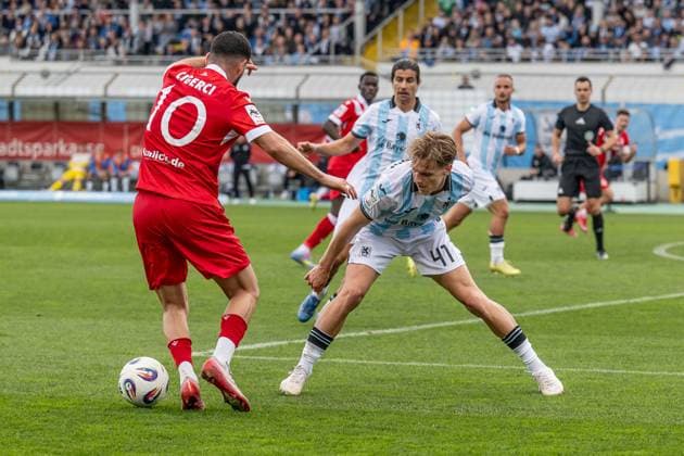 Fight for the ball duel between Tolcay Cigerci FC Energie Cottbus, 10 and Clemens Lippmann TSV 1860 Muenchen, 41 GER, TSV 1860 Muenchen vs FC Energie Cottbus, Football, 3 Bundesliga, Matchday 13, Season 2025 2026, 01 11 2025 DFL DFB REGULATIONS PROHIBIT ANY USE OF PHOTOGRAPHS as IMAGE SEQUENCES and or QUASI VIDEO GER, TSV 1860 Muenchen vs FC Energie Cottbus, Football, 3 Bundesliga, Matchday 13, Season 2025 2026, 01 11 2025 Muenchen Copyright: xEibner-Pressefoto HeikexFeinerx EP_HFR