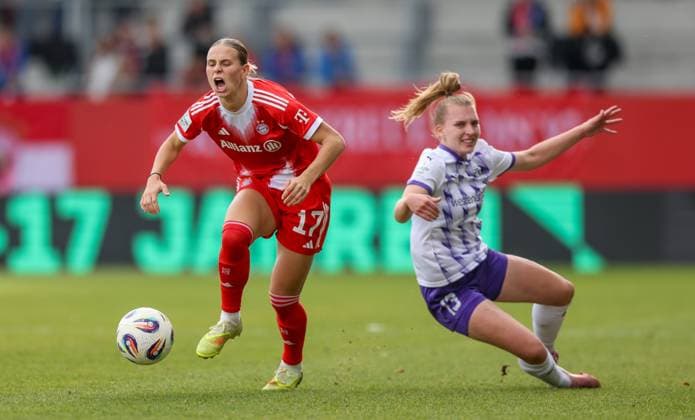 DEU, München, FC Bayern München vs SGS Essen, Google Pixel Frauen Bundesliga, DFB, Saison 2526, FC Bayern Campus, 8 Spieltag im Bild f l n r Klara Bühl Bayern München 17 , Maike Berentzen SGS Essen 13 , Zweikampf, Schmerzen DFB DFL REGULATIONS PROHIBIT ANY USE OF PHOTOGRAPHS AS IMAGE SEQUENCES AND OR QUASI VIDEO, 01 11 2025 Copyright: HMBxMedia HendrikxHamelau