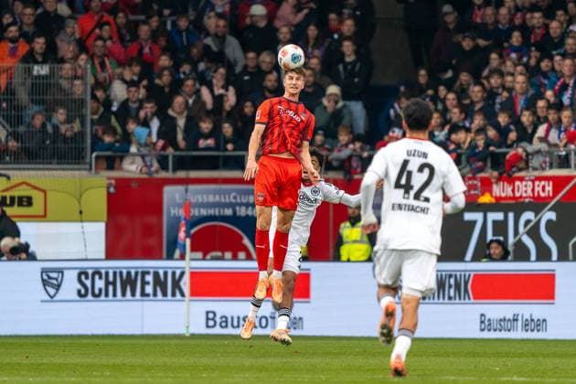 Jan Schoeppner FC Heidenheim, 03 wins header duel against Nathaniel Brown Eintracht Frankfurt, 21 , GER, 1 FC Heidenheim 1846 vs Eintracht Frankfurt, Football, 1 Bundesliga, Matchday 9, Season 2025 2026, 01 11 2025, DFL REGULATES PROHIBIT ANY USE OF PHOTOGRAPHS AS IMAGE SEQUENCES AND OR QUASI VIDEO, GER, 1 FC Heidenheim 1846 vs Eintracht Frankfurt, Football, 1 Bundesliga, Matchday 9, Season 2025 2026, 01 11 2025, Heidenheim Copyright: xEibner-Pressefoto EdwardxCheungx EP_ECG