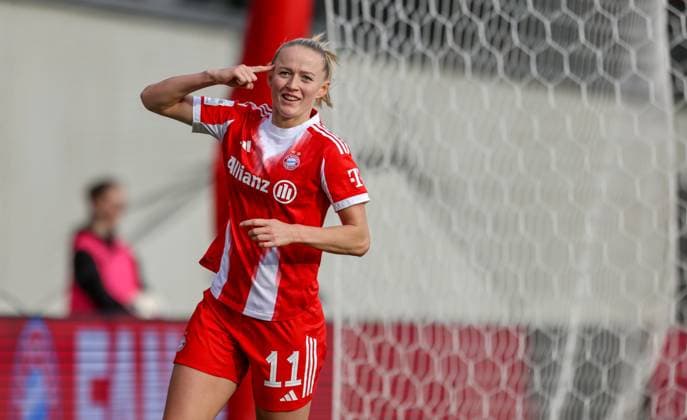 DEU, Munich, FC Bayern München vs SGS Essen, Google Pixel Frauen Bundesliga, DFB, Saison 2526, FC Bayern Campus, 8 Spieltag im Bild Tor und Jubel, Lea Schüller Bayern München 11 erzielt das 3 1 gegen Essen, Freude DFB DFL REGULATIONS PROHIBIT ANY USE OF PHOTOGRAPHS AS IMAGE SEQUENCES AND OR QUASI VIDEO, 01 11 2025 Copyright: HMBxMedia HendrikxHamelau