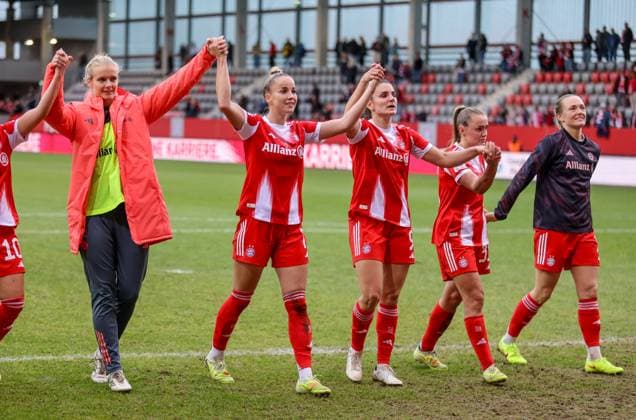 DEU, München, FC Bayern München vs SGS Essen, Google Pixel Frauen Bundesliga, DFB, Saison 2526, FC Bayern Campus, 8 Spieltag im Bild Bayern gewinnt 4 1 nach Tor gegen Essen, Jubel und Freude nach dem Spiel mit den Fans, Giulia Gwinn Bayern München 7 DFB DFL REGULATIONS PROHIBIT ANY USE OF PHOTOGRAPHS AS IMAGE SEQUENCES AND OR QUASI VIDEO, 01 11 2025 Copyright: HMBxMedia HendrikxHamelau