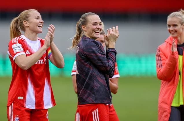DEU, München, FC Bayern München vs SGS Essen, Google Pixel Frauen Bundesliga, DFB, Saison 2526, FC Bayern Campus, 8 Spieltag im Bild Bayern gewinnt 4 1 nach Tor gegen Essen, Jubel und Freude nach dem Spiel mit den Fans, Glodis Perla Viggosdottir Bayern München 4 , Magdalena Eriksson Bayern München 5 DFB DFL REGULATIONS PROHIBIT ANY USE OF PHOTOGRAPHS AS IMAGE SEQUENCES AND OR QUASI VIDEO, 01 11 2025 Copyright: HMBxMedia HendrikxHamelau