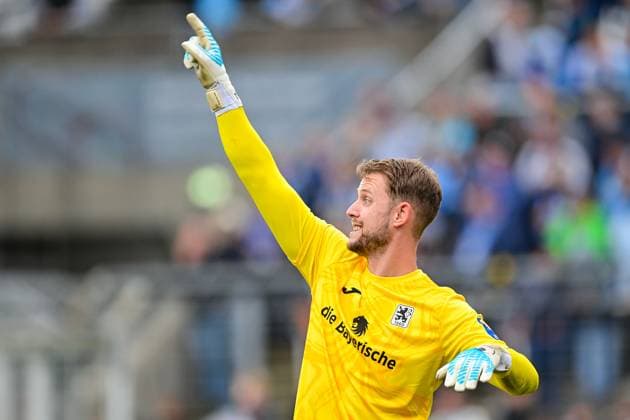 Thomas Daehne goalkeeper, TSV 1860, 21 gives instructions, gesticulates, gesticulates with arms, gives instructions, gesticulate, single image, action, action, 01 11 2025, Munich Germany , Football, 3 Liga, TSV 1860 München FC Energie Cottbus, DFB DFL REGULATIONS PROHIBIT ANY USE OF PHOTOGRAPHS AS IMAGE SEQUENCES AND OR QUASI VIDEO xslx