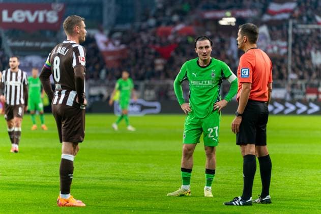 VAR decision, video referee, video evidence, goal awarded, goal for 0 1 Haris Tabakovic Borussia Moenchengladbach, 15 , Eric Smith FC St Pauli, 08 and Rocco Reitz Borussia Moenchengladbach, 27 wait for the decision of Robert Hartmann referee , GER, FC St Pauli vs Borussia Moenchengladbach, Football, Bundesliga, Matchday 9, Season 2025 2026, 01 11 2025 DFL REGULATIONS PROHIBIT ANY USE OF PHOTOGRAPHS AS IMAGE SEQUENCES AND OR QUASI VIDEO GER, FC St Pauli vs Borussia Moenchengladbach, Football, Bundesliga, Matchday 9, Season 2025 2026, 01 11 2025 Hamburg Copyright: xEibner-Pressefoto MaxxVincenx EP_MVN