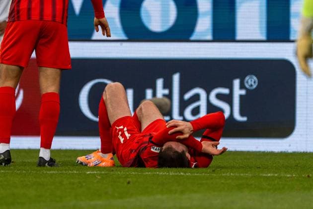 Budu Zivzivadze FC Heidenheim, 11 lies on the ground and grabs his knee, GER, 1 FC Heidenheim 1846 vs Eintracht Frankfurt, Football, 1 Bundesliga, Matchday 9, Season 2025 2026, 01 11 2025, DFL REGULATES PROHIBIT ANY USE OF PHOTOGRAPHS AS IMAGE SEQUENCES AND OR QUASI VIDEO, GER, 1 FC Heidenheim 1846 vs Eintracht Frankfurt, Football, 1 Bundesliga, Matchday 9, Season 2025 2026, 01 11 2025, Heidenheim Copyright: xEibner-Pressefoto EdwardxCheungx EP_ECG